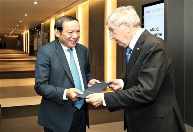 Le ministre de la Culture, des Sports et du Tourisme Nguyên Van Hung (à gauche) et le président du CIO Thomas Bach. Photo : VNA