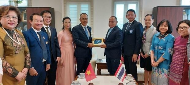 L'ambassadeur Phan Chi Thanh et le gouverneur de la province de Phuket, Narong Wun Siew, échangent des cadeaux de souvenir lors de leur rencontre. Photo: VNA