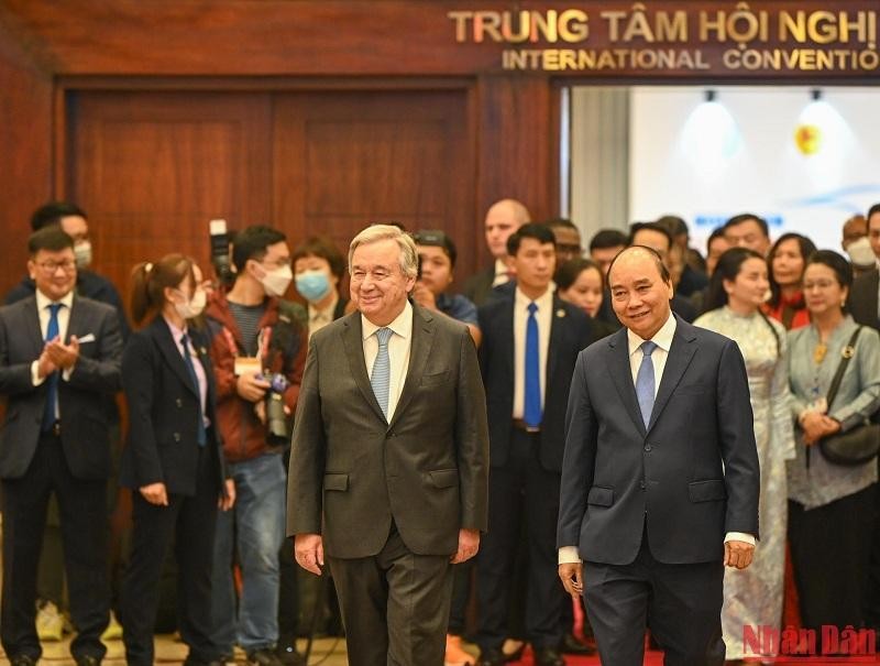 Le Président vietnamien, Nguyên Xuân Phuc (à droite), et le Secrétaire général des Nations Unies, António Guterres.