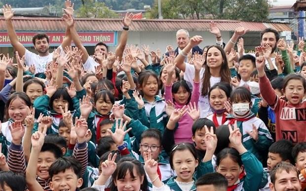 Des bénévoles israéliens enseignent l'anglais pour des enfants de Lào Cai 