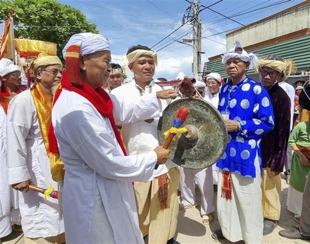Des Cham battent le gong et effectuent un rituel lors de la fête Katé 2022. Photo : VNA