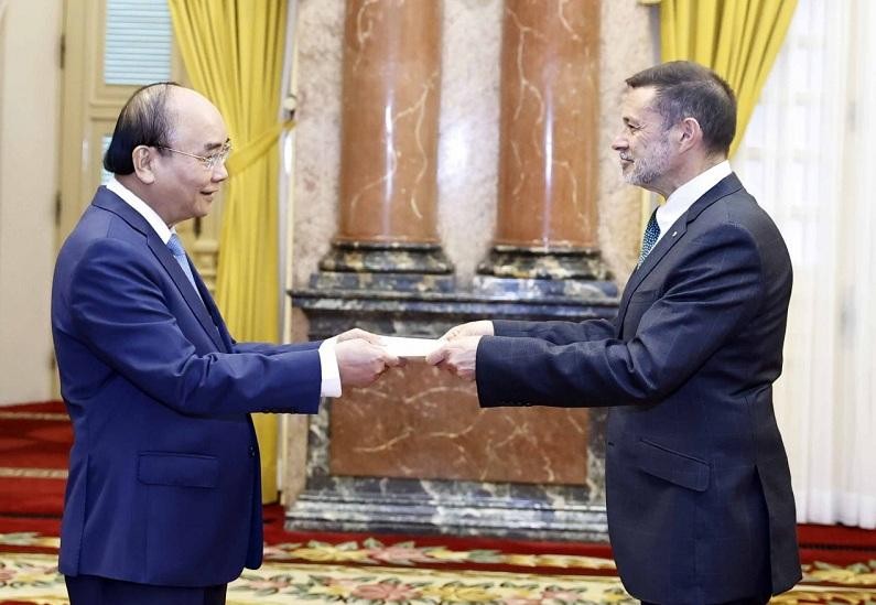 Le Président vietnamien Nguyên Xuân Phuc reçoit les lettres de créance de l'ambassadeur australien Andrew John Lech Goledznowski le 19 septembre. Photo : VNA. 
