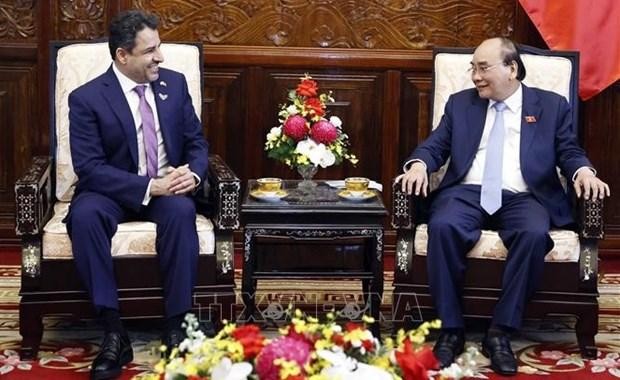 Le Président Nguyên Xuân Phuc (à droite) reçoit l’ambassadeur des Emirats arabes unis (EAU), Obaid Saeed Al Dhaheri, venu prendre congé au terme de son mandat au Vietnam. Photo : VNA.