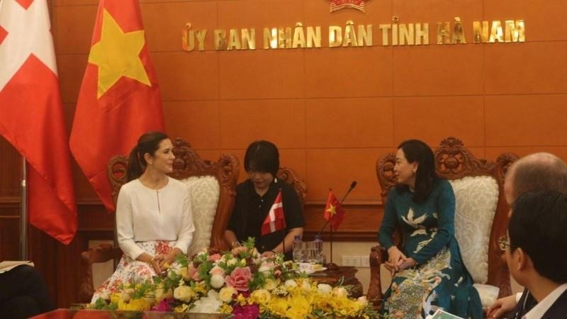 La secrétaire adjointe du comité provincial du Parti, Dinh Thi Lua (à droite) et la Princesse héritière danoise Mary Elizabeth. Photo : NDEL.