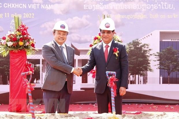 Le président du Comité populaire de Hanoi, Trân Sy Thanh, et le maire de la capitale Vientiane, Athsaphangthong Siphandone, lors de la cérémonie de mise en chantier du projet. Photo: VNA