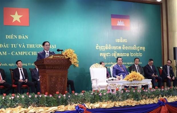 Le Premier ministre vietnamien Pham Minh Chinh prend la parole au forum de promotion du commerce et des investissements Vietnam-Cambodge. Photo : VNA