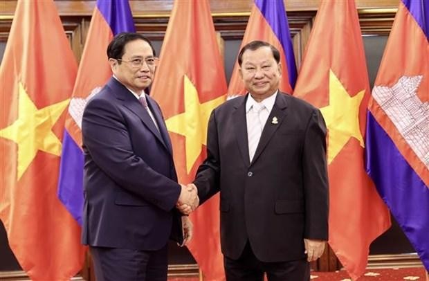 Le Premier ministre Pham Minh Chinh (à gauche) et le président du Sénat cambodgien, Say Chhum. Photo : VNA.