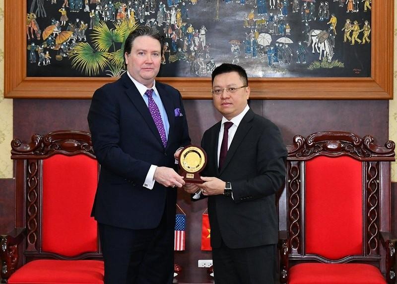Le rédacteur en chef du Journal Nhân Dân Lê Quôc Minh (à droite) reçoit l'ambassadeur américain au Vietnam Marc E. Knapper. Photo : NDEL .