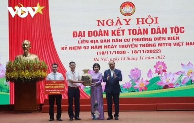 Le Président Nguyên Xuân Phuc (1er, à droite) et des responsables du quartier de Diên Biên. Photo : VOV.