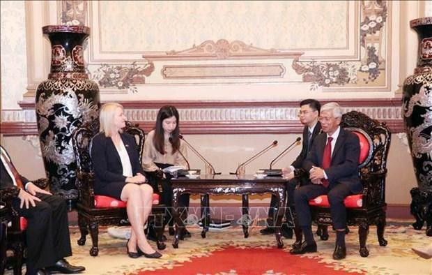 Le vice-président du Comité populaire de Hô Chi Minh-Ville, Vo Van Hoan (à droite) et la vice-ministre en chef du Territoire du Nord, Nicole Manison. Photo : VNA.
