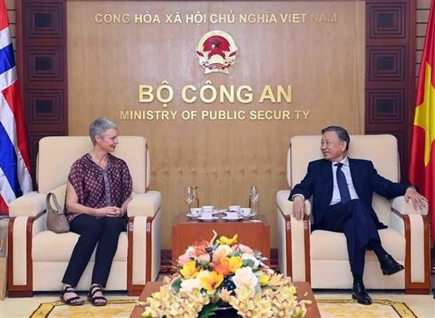 Le ministre de la Sécurité publique Tô Lâm et l’ambassadrice de Norvège au Vietnam Hilde Solbakken. Photo : VNA.