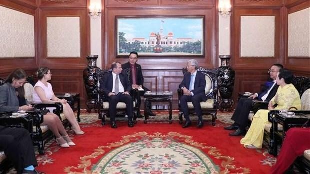 Le vice-président du Comité populaire de Hô Chi Minh-Ville, Vo Van Hoan (à droite) et le président de l’Institut cubain d’amitié avec les peuples (ICAP), Fernando González Llort. Photo : VNA