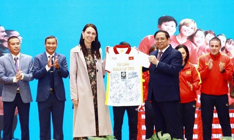 Le Premier ministre Pham Minh Chinh offre le maillot de l’équipe féminine de football du Vietnam à la Première ministre néo-zélandaise, Jacinda Ardern. Photo : VFF.