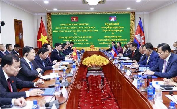 Le Président de l'AN du Vietnam Vuong Dinh Huê s’est entretenu le 19 novembre à Phnom Penh avec le Président de l’AN du Cambodge Samdech Heng Samrin. Photo : VNA