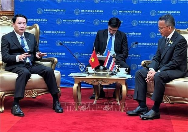 Le vice-ministre vietnamien de la Sécurité publique, Le Quoc Hung (gauche), à la séance de travail avec le ministre thaïlandais de la Justice, Somsak Thepsuthin. Photo: VNA