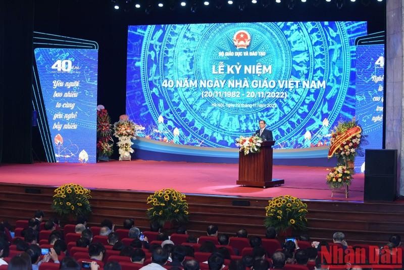 Le Premier ministre Pham Minh Chinh s'exprime à la cérémonie marquant le 40e anniversaire de la Journée des enseignants du Vietnam. Photo : VNA.