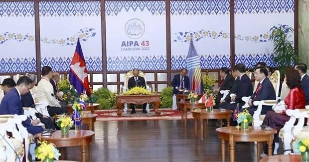 Le Président de l’Assemblée nationale du Cambodge, Samdech Heng Samrin et les chefs des délégations participant à l’AIPA-43. Photo: VNA