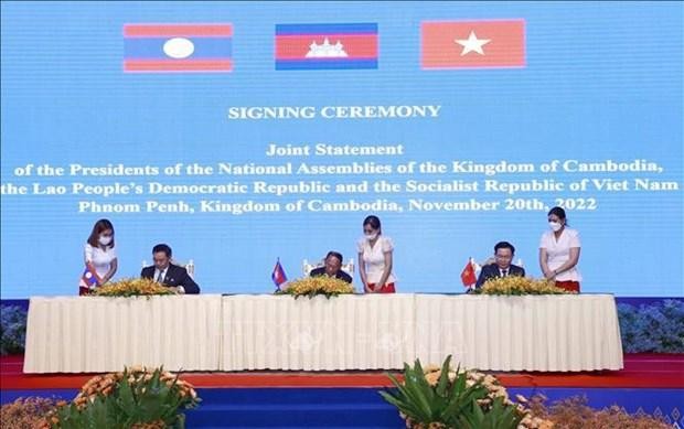 Le Président de l’Assemblée nationale du Vietnam, Vuong Dinh Huê (à droite) et ses homologues cambodgien Samdech Heng Samrin et lao Saysomphone Phomvihane signent la déclaration conjointe. Photo : VNA.