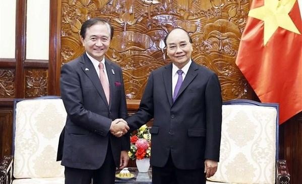 Le Président Nguyên Xuân Phuc (à droite) et le gouverneur de la préfecture de Kanagawa (Japon) Kuroiwa Yuji, en visite de travail au Vietnam. Photo : VNA.