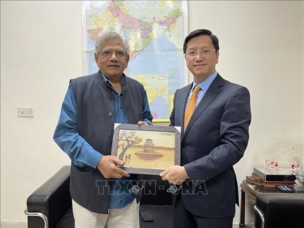 L’ambassadeur Nguyên Thanh Hai présente un cadeau de souvenir au secrétaire général du Parti communiste d’Inde (marxiste), Sitaram Yechury. Photo : VNA