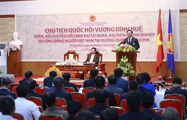 Le Président de l'Assemblée nationale rencontre la communauté vietnamienne au Cambodge. Photo : VNA.