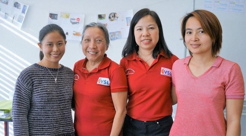 Mme Ngoc Dung Moser (2e à gauche) et les enseignantes de l'école Binh Minh. Photo : thoidai.com.vn