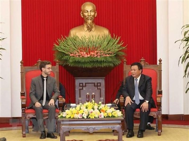 Le directeur de l’Académie politique nationale Hô Chi Minh, Nguyên Xuân Thang, et le secrétaire général du Parti allemand Die Linke, Tobias Bank. Photo : VNA