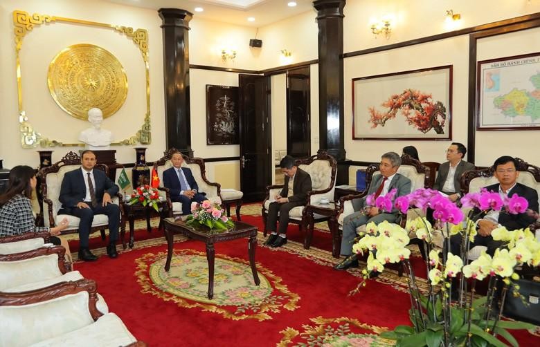Le président du Comité populaire de la province de Lâm Dông, Trân Van Hiêp, reçoit le nouvel ambassadeur saoudien, Mohammed Ismaeil A. Dahlwy. Photo : VNA.
