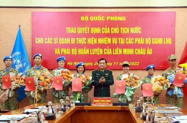Le général de corps d’armée Hoàng Xuân Chiên, vice-ministre de la Défense (au milieu), et les sept officiers. Photo : VNA.