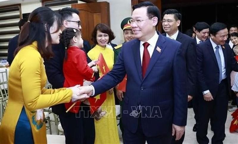 Le Président de l’Assemblée nationale Vuong Dinh Huê visite l’Ambassade du Vietnam aux Philippines. Photo : VNA.