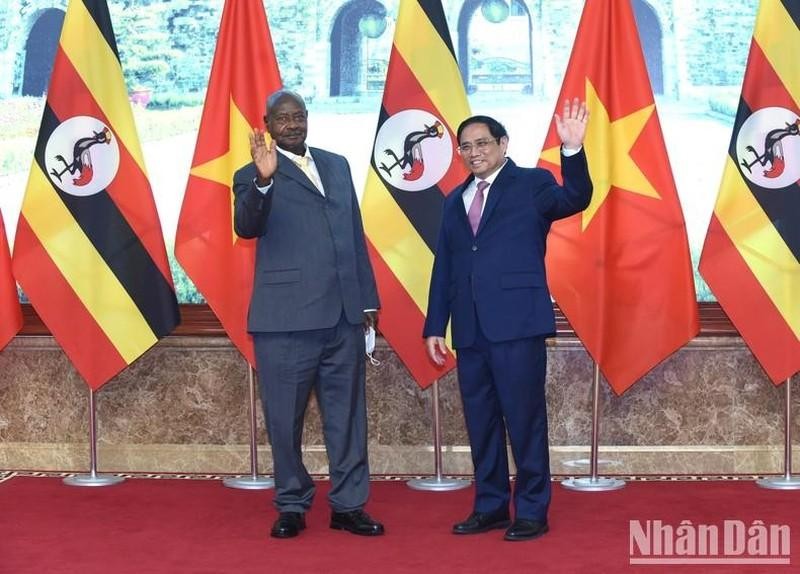 Le Premier ministre vietnamien, Pham Minh Chinh (à droite) et le Président ougandais. Yoweri Kaguta Museveni. Photo : VNA.