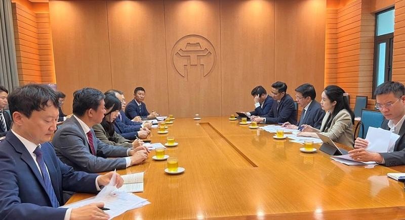 Réunion entre le vice-président du Comité populaire de Hanoï, Duong Duc Tuân, et le vice-ministre des Terres, des Infrastructures et des Transports, Lee Won-Jae. Photo : KTDT. 