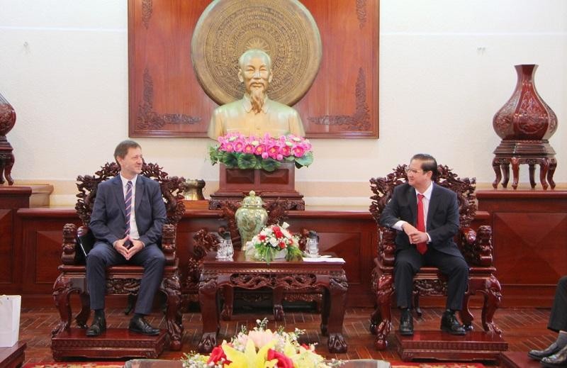 Le président du comité municipal, Trân Viêt Truong, et l’ambassadeur de Hongrie au Vietnam, Baloghdi Tibor. Photo : thoidai.com.vn