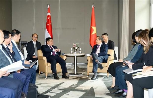Le ministre du Plan et de l’Investissement Nguyên Chi Dung (gauche) et le deuxième ministre singapourien de l’Industrie et du Commerce et ministre de la Main-d'œuvre, Tan See Leng. Photo: VNA