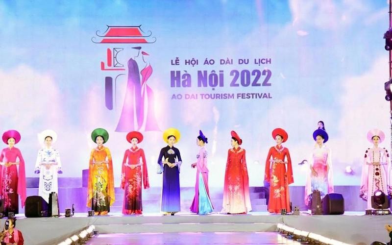 Spectacle d'"áo dài"lors de la cérémonie d'ouverture. Photo : NDEL.