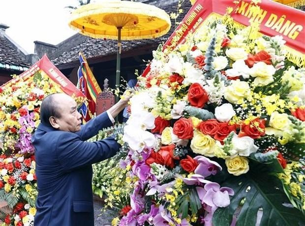 Le Président du Vietnam offre de l’encens en hommage aux devanciers à Nghê An 