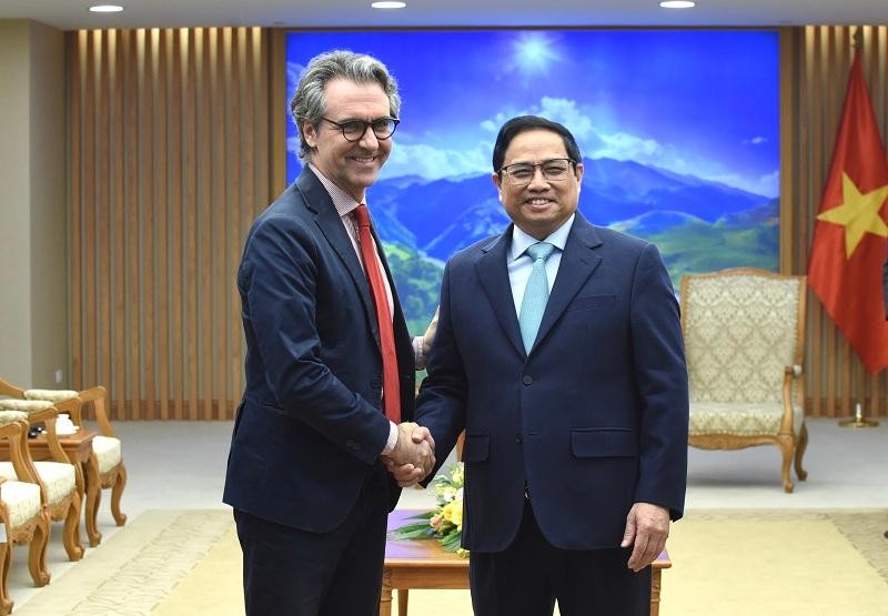 Le Premier ministre Pham Minh Chinh (droite) et Giorgio Aliberti, ambassadeur et chef de la délégation de l'Union européenne au Vietnam. Photo : Trân Hai/NDEL