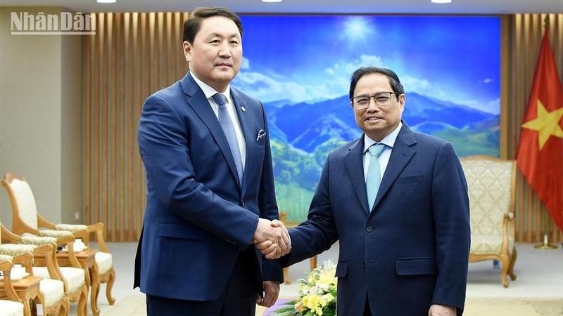 Le chef du gouvernement vietnamien reçoit le ministre mongol de la Défense Saikhanbayar Gursed, en visite officielle au Vietnam. 