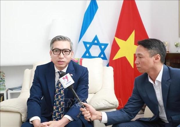 L’ambassadeur du Vietnam en Israël, Ly Duc Trung, répond aux questions du correspondant de l’Agence vietnamienne d’information (VNA). Photo: VNA