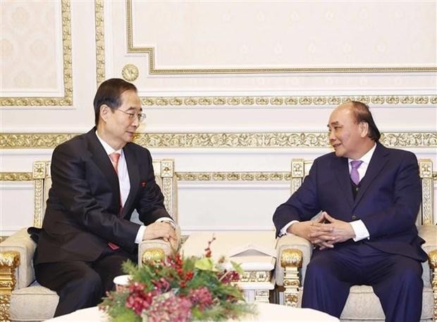 Le Président Nguyên Xuân Phuc (à droite) et le Premier ministre ministre sud-coréen Han Duck Soo, à Séoul, le 5 décembre. Photo: VNA