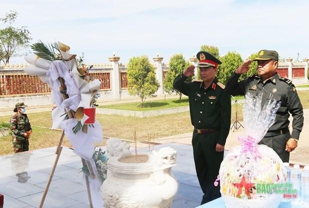 Le général de division Thai Dai Ngoc et des responsables de la 1re région militaire des forces armées royales du Cambodge (FARC) font une offrande d'encens et de fleurs au Mémorial des martyrs Vietnam - Cambodge. Photo : qdnd.vn 