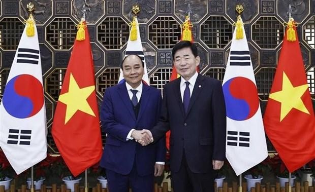 Le Président Nguyên Xuân Phuc (à gauche) et le Président de l'Assemblée nationale sud-coréenne, Kim Jin Pyo. Photo : VNA.