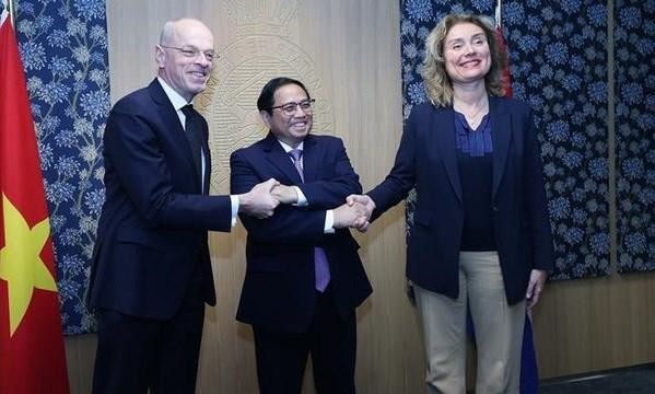 Le Premier ministre Pham Minh Chinh (au centre) a rencontré le Président de la Première Chambre Jan Anthonie Bruijn et la présidente de la Deuxième Chambre Vera Bergkamp. Photo : VNA.