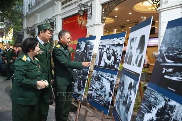 Des visiteurs à l'exposition consacrée à la victoire «Hanoï-Diên Biên Phu aérien» à Hanoï. Photo : VNA