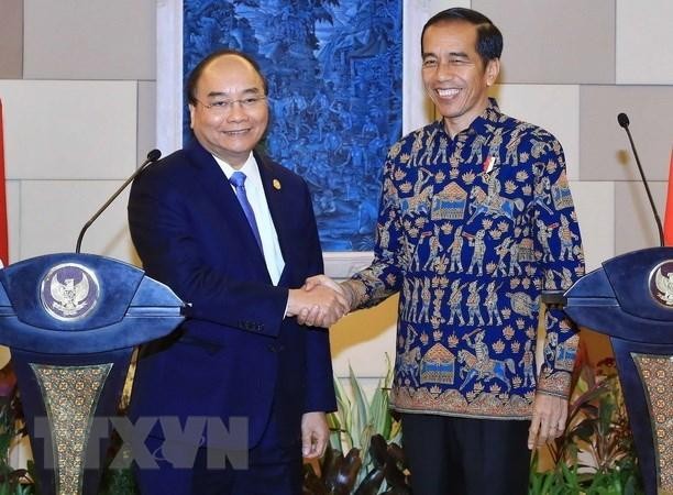 Le Premier ministre Nguyên Xuân Phuc (à gauche) et le Président Joko Widodo rencontrent la presse dans le cadre de sa visite en Indonésie, le 12 octobre 2018. Photo d’archives : VNA.
