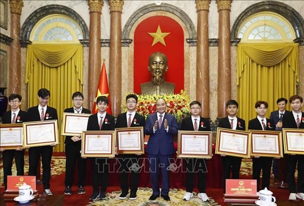 Le Président de la République Nguyên Xuân Phuc et des élèves, lauréats des Olympiades internationales et du Prix scientifico-technologique international 2022. Photo : VNA.