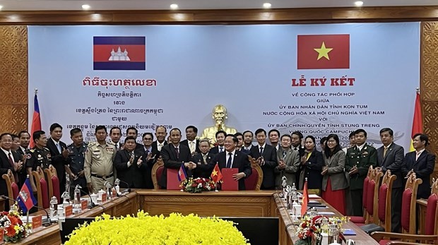 Lors de la signature du protocole de coopération entre la province vietnamienne de Kon Tum et la province cambodgienne de Stung Treng. Photo : baokontum.com.vn