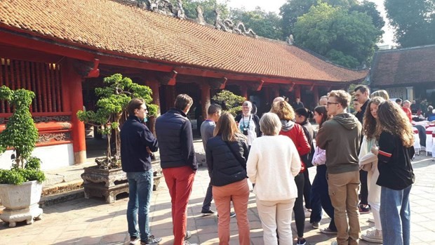Touristes étrangers au Temple de la Littérature à Hanoï. Photo : VNA.