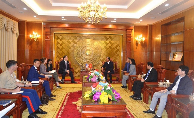 Rencontre entre les autorités de Quang Tri et l’ambassadeur des États-Unis au Vietnam, Marc E. Knapper. Photo : thoidai.com.vn