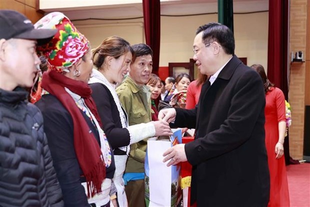 Le Président de l'AN Vuong Dinh Huê offre des cadeaux du Têt aux familles bénéficiant de politiques sociales, aux ménages pauvres, aux minorités ethniques, aux ouvriers démunis dans le district de Bat Xat, province de Lao Cai. Photo : VNA.